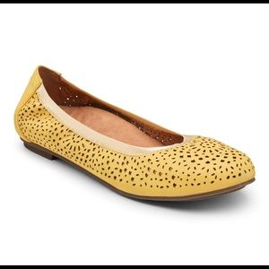 NIB Vionic Robyn leather flat